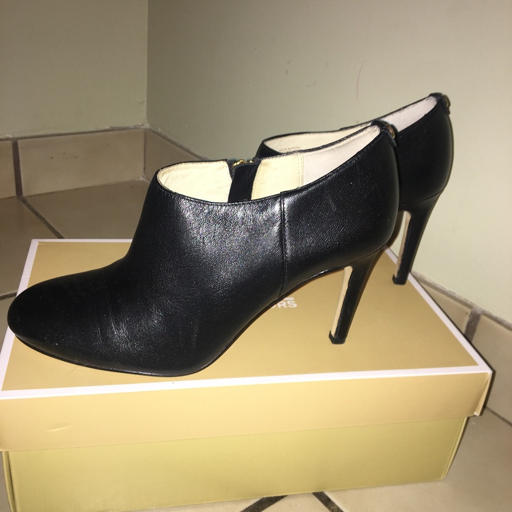 MICHAEL Michael Kors Black Ankle Boots BARELY WORN